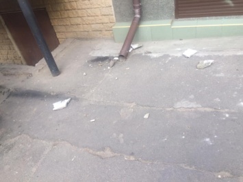 В центре Одессы часть фасада упала на голову прохожей