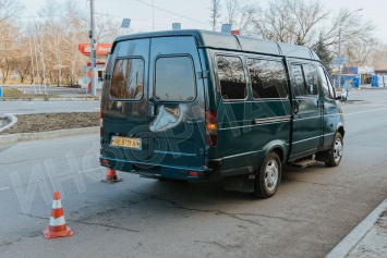 В Днепре на Запорожском шоссе велосипедист врезался в ГАЗель: пострадавшего забрала скорая