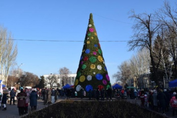 За фото под "Елкой за миллион" обещают Айфон