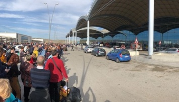 В испанском аэропорту произошел пожар, эвакуируют самолеты