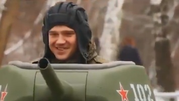 ''Учат молодых ''ихтамнетов'': в России устроили ''танковый биатлон'' для детей. Видео