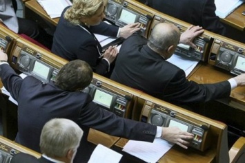 Вступил в силу закон о штрафах за "кнопкодавство" нардепов