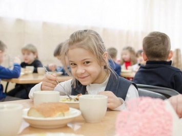 Без кисели и томатного сока: в школах и детских садиках Днепра изменили меню