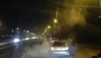 Отнесло на середину дороги: видео момента ДТП на Набережной в Днепре