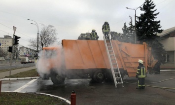 В Киеве на Троещине загорелся мусоровоз