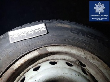 В Днепре мужчина ночью украл колесо автомобиля, с которым его и задержали полицейские, - ФОТО