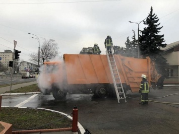 В Днепровском районе Киева загорелся мусоровоз, водитель доехал до пожарного отделения, - ФОТО
