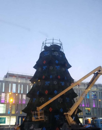 Днепр прощается с главной городской елкой (ФОТО)