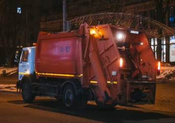 В Киеве водитель вспыхнувшего на ходу мусоровоза пригнал его к пожарникам