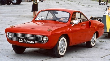Мужик в огороде случайно нашел уникальный советский спорткар "Спорт-900". Фото