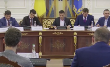 Соцсети остро отреагировали на «зарплатный скандал» украинских чиновников