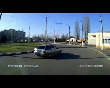 В Николаеве водитель «БМВ» едва не снес электроопору. Видео