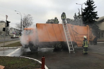 В Киеве во время движения загорелся мусоровоз: водитель сам приехал к пожарным