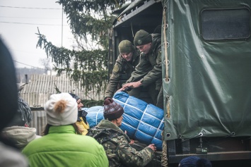 Нацгвардия доставила Международный гуманитарный груз в Трехизбенку и Золотое (фото)
