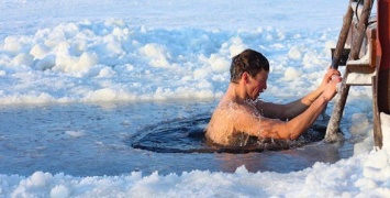 Как правильно купаться в проруби на Крещение: актуальные советы