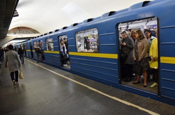 В столичном метро пенсионер напал на 9-летнего ребенка: читал нотации и сломал очки