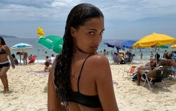 Полуголая на пляже: Тина Кунаки блеснула пышной грудью в откровенном бикини