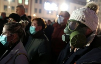 Смог в Европе: люди вышли на улицы в противогазах