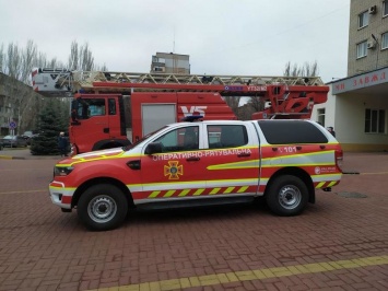 Правительство Китая подарило запорожским спасателям аварийно-спасательный автомобиль и машину с 32-метровой лестницей, - ФОТО