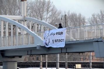 В Иркутске активиста задержали за плакат "Вор еще у власти"