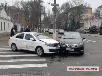 В центре Николаева девушка на «Тойоте» поехала против потока и врезалась в «Джили»