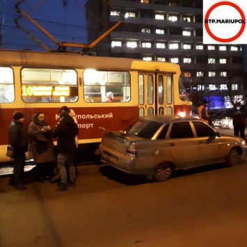 В Мариуполе дорогу не поделили трамвай и легковой автомобиль,- ФОТО