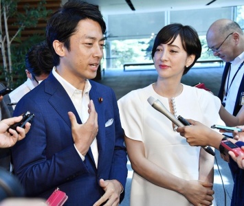 Впервые в Японии министр ушел декретный отпуск