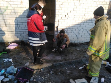Херсонский бездомный свалился в 6-метровую бетонную яму