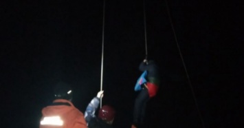 В Карпатах на подъемнике застряли десятки туристов: Спасатели принялись за дело