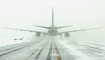 В Чикаго из-за снегопадов отменили более 800 рейсов