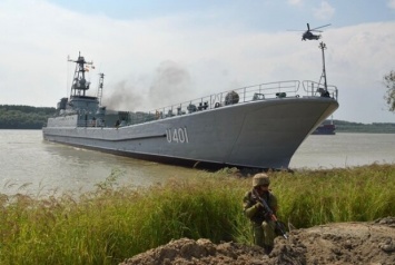 Пришлось разводить мосты: как спустили со стапелей самый большой в Украине боевой десантный корабль. ВИДЕО