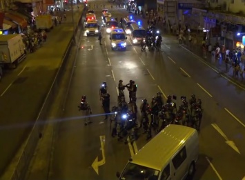 Столицу накрыли массовые протесты: полиция открыла огонь, есть погибшие (видео)