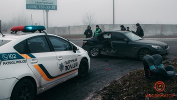 В Днепре на Космической столкнулись BMW и Skoda с детьми в салоне: двоих забрала скорая