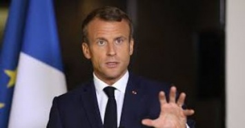 Президенту Франции не дали досмотреть спектакль протестующие