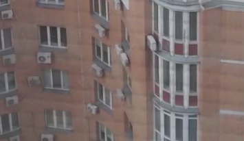 Трагедия в Киеве: подросток прыгнул с крыши многоэтажки и разбился, видео