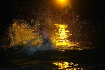 В Одессе прошли ночные Крещенские купания (фото)