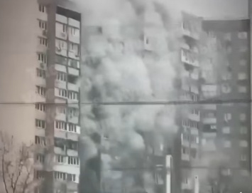 Прямо сейчас! В Киеве полыхает многоэтажка: люди заперты в огненной ловушке - жуткие кадры