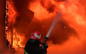 В Киеве горит многоэтажка, жителей эвакуируют