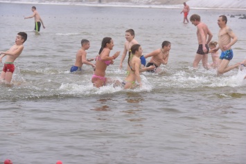 На Крещение в Запорожье купались даже дети - фото
