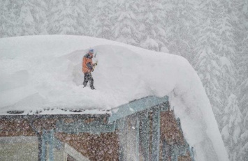 Такого не было десятки лет: люди заперты в домах, замело по самую крышу - кадры снежного коллапса