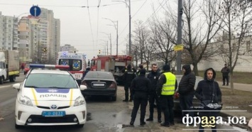 В Киеве Opel на скорости протаранил легковушку и перевернул грузовую "Газель"