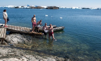 Украинские полярники отметили Крещение купанием в бухте