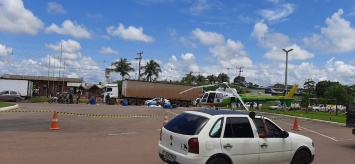 В Бразилии вертолет и грузовик не смогли поделить дорогу (видео)