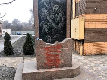 Возле дома родителей Зеленского в Кривом Роге разрисовали памятник жертвам Холокоста - посол Израиля