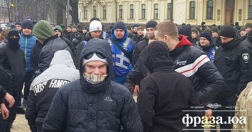 На Михайловской площади радикалы попытались силой разогнать митинг антифашистов