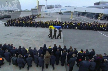 "Ангелы" борта МАУ отправились в последний путь: украинцы на коленях простились с жертвами катастррофы. ФОТО