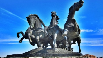 Культовый каховский монумент поможет декоммунизировать скандальный одесский художник