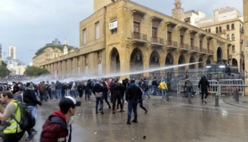 На протестах в Ливане пострадали уже более 400 человек