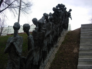 Как таких земля носит? На "родине" Зеленского осквернили памятник жертвам Холокоста. Фото