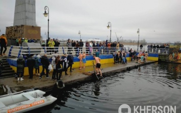 Украинцы массово лезут в ледяную воду, надеясь искупить грехи. Развенчиваем мифы